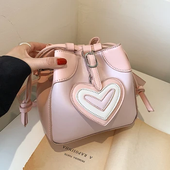  Сладки розови момичета единична чанта за рамо с шикозна висулка за сърце пролет/лято 2023 Проста чанта за кофа Femal луксозна чанта Crossbody